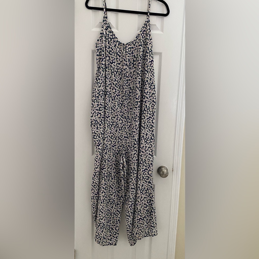 Boho - loose fit jumper w/ wide cropped leg - size L
